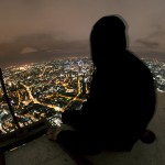 La ville est grande et incertaine et la nuit est noire comme la poudre